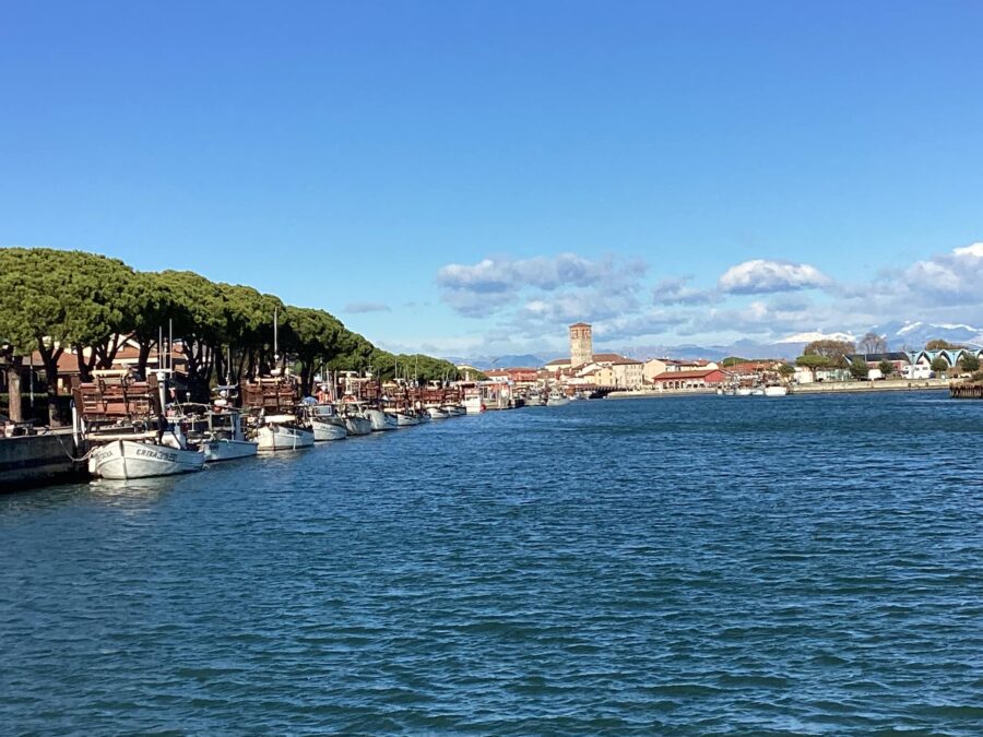 Marano Lagunare vista dal mare e i pescherecci